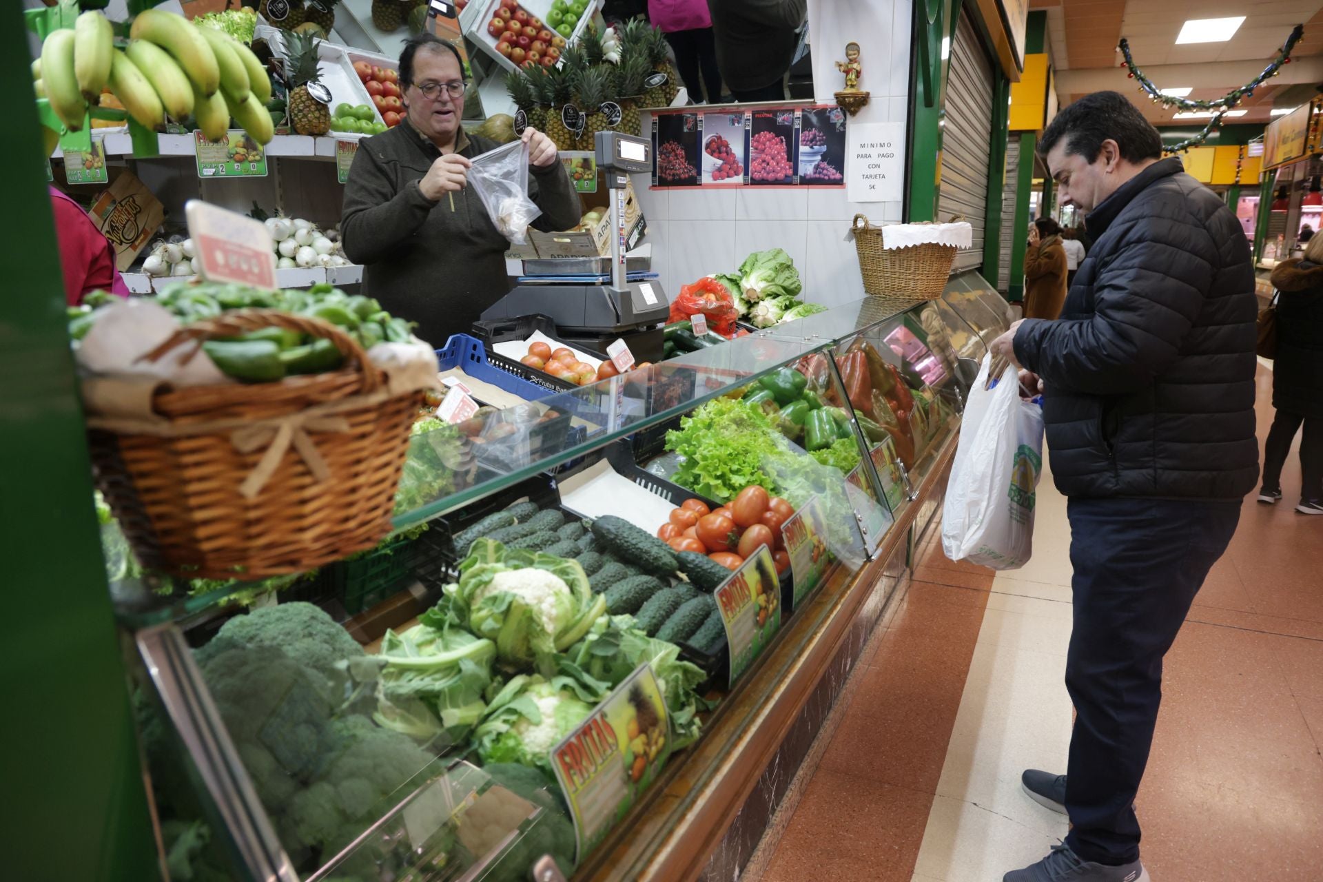 Compras de Nochebuena de última hora en el mercado El Campillo de Valladolid