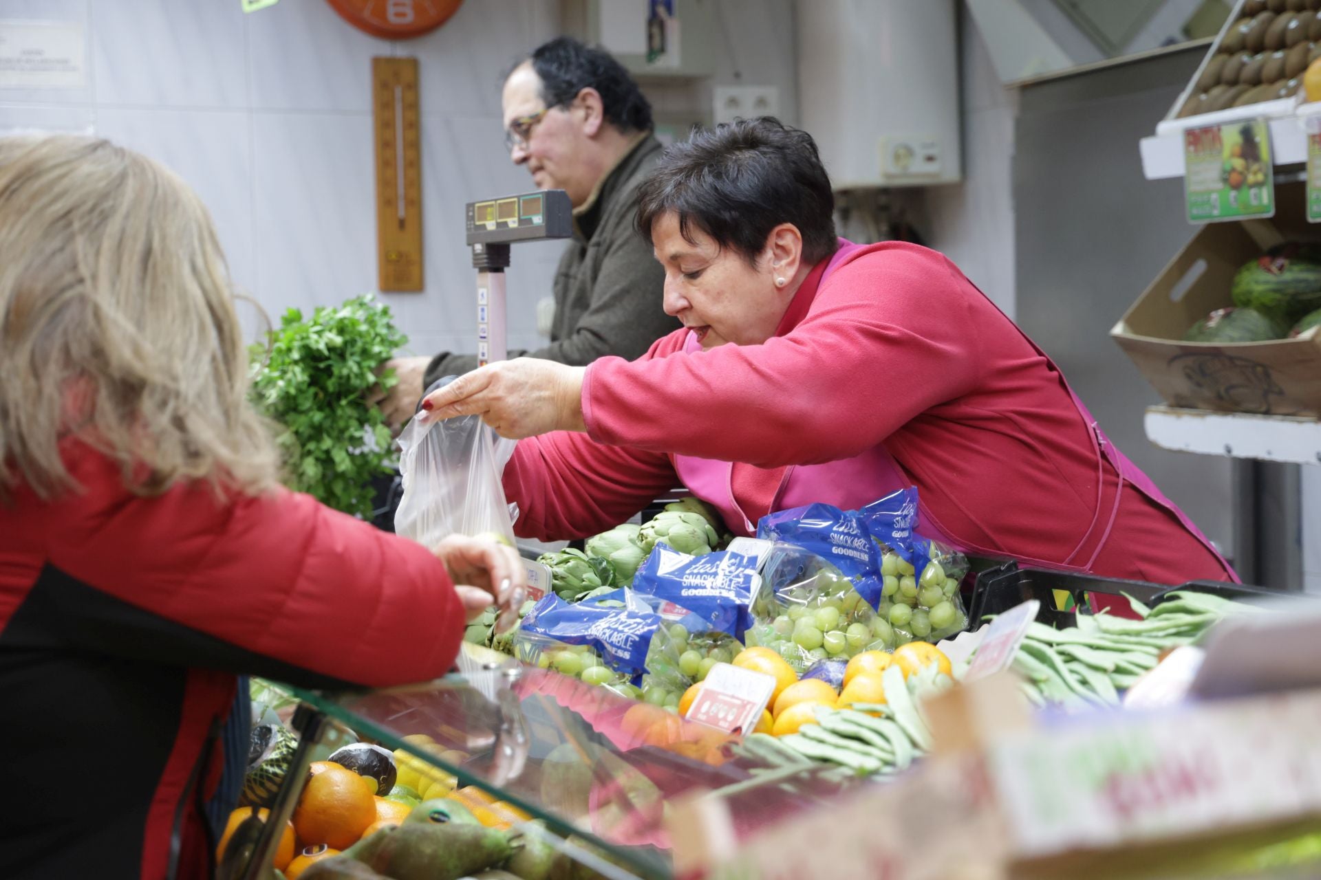 Compras de Nochebuena de última hora en el mercado El Campillo de Valladolid