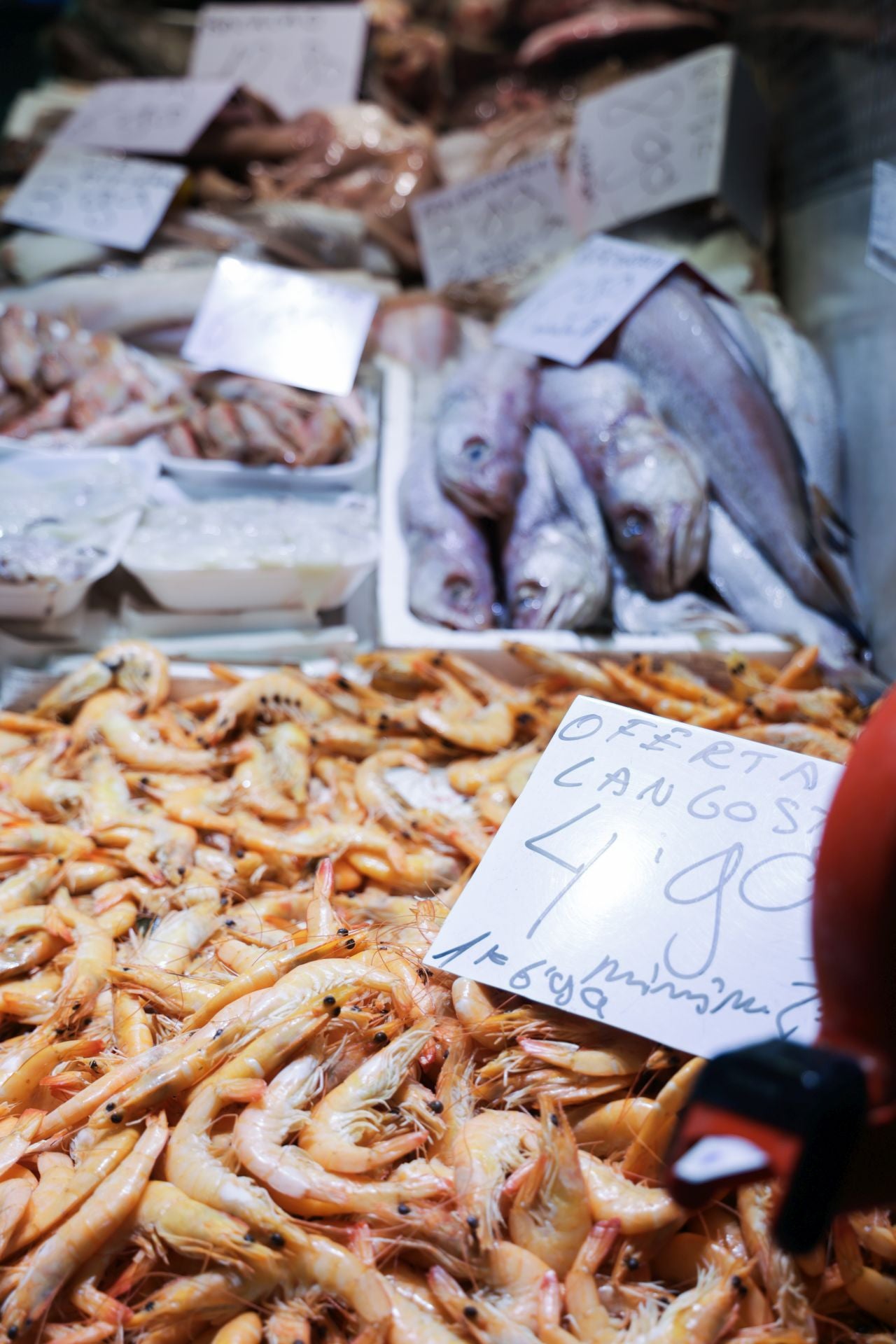 Compras de Nochebuena de última hora en el mercado El Campillo de Valladolid