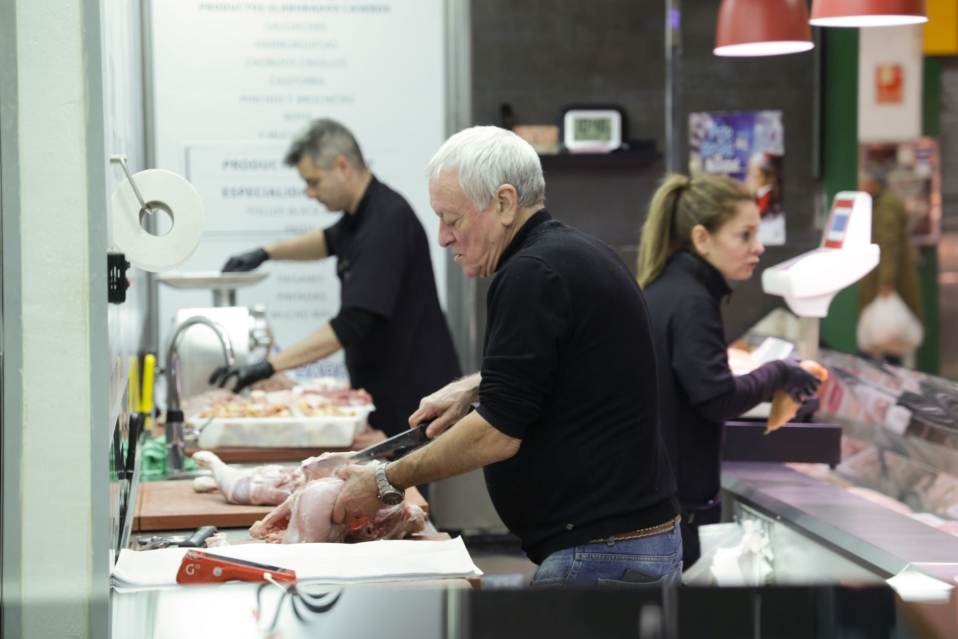 Compras de Nochebuena de última hora en el mercado El Campillo de Valladolid