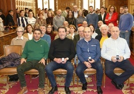 El exjefe de la Policía Local, Isidoro Fernández, segundo por la izquierda en primera fila, entre los homenajeados, con la corporación detrás.