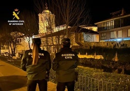 Golpea a dos guardias civiles fuera de servicio y le roba a uno la chaqueta