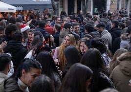 Decenas de jóvenes se congregan en la plaza de Coca de la capital vallisoletana.