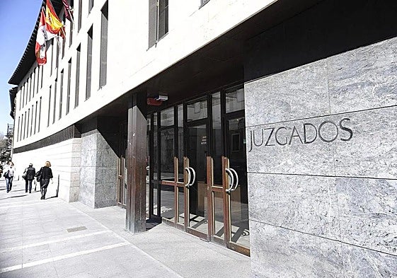 Entrada a los juzgados de la calle Angustias de Valladolid.