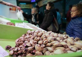 Almejas en un puesto de pescados de El Campillo, este martes.