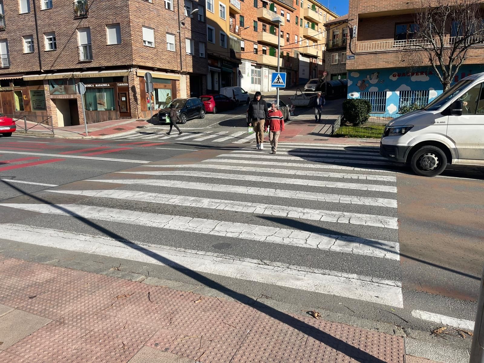 Paso de peatones sobreelevado en Vía Roma a la altura del pub Celia.