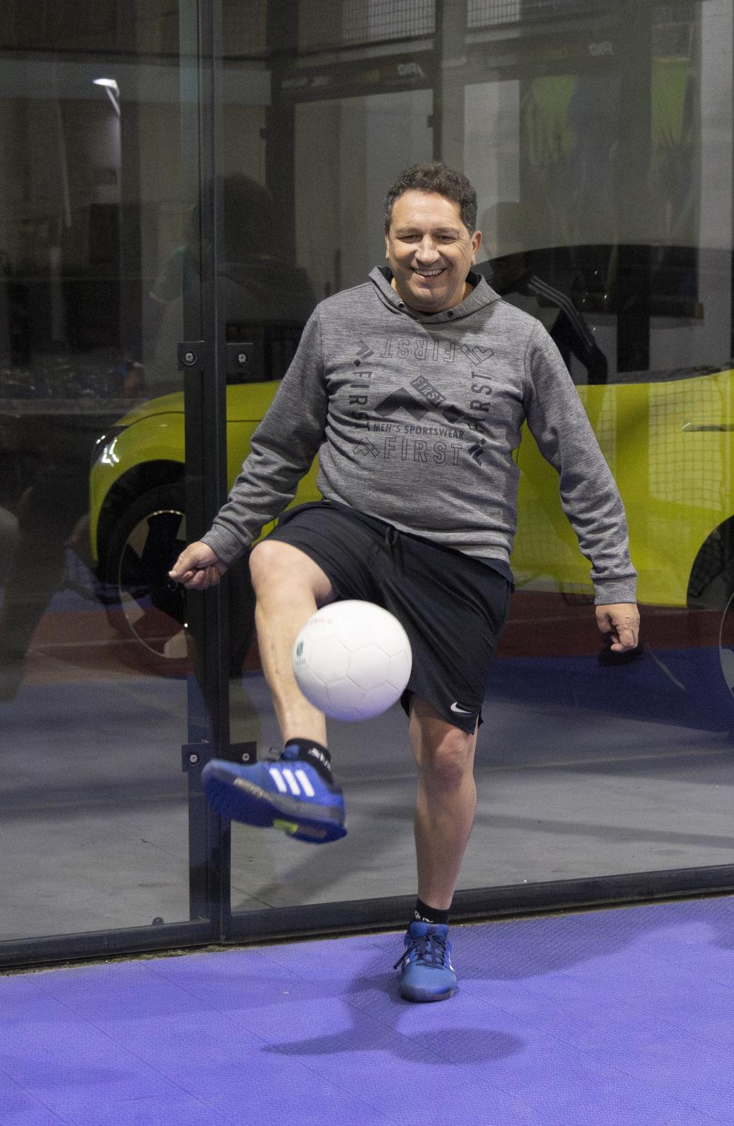 Eusebio juega al pádbol en las instalaciones de Ingoal