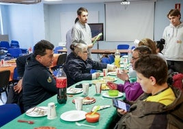 Voluntarios del Consejo de la Juventud sirven la comida solidaria en su sede de la calle San Blas.