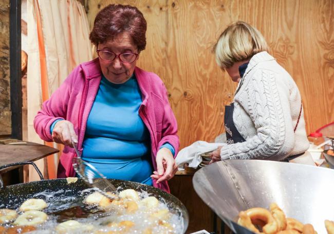 El Belén Viviente de Laguna de Duero ofrece rosquillas artesanales al público que les visita.