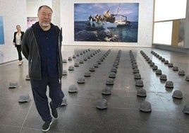 Ai Weiwei, en el MUSAC, entre sus obras.