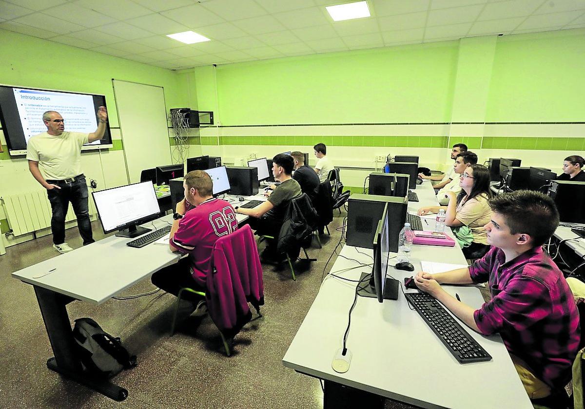 Alumnos de FP del IES Galileo en una imagen de archivo.