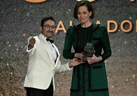 Juan Antonio Bayona, junto a Sigourney Weaver, que recibió el Goya internacional en la gala celebrada en la Feria de Valladolid.