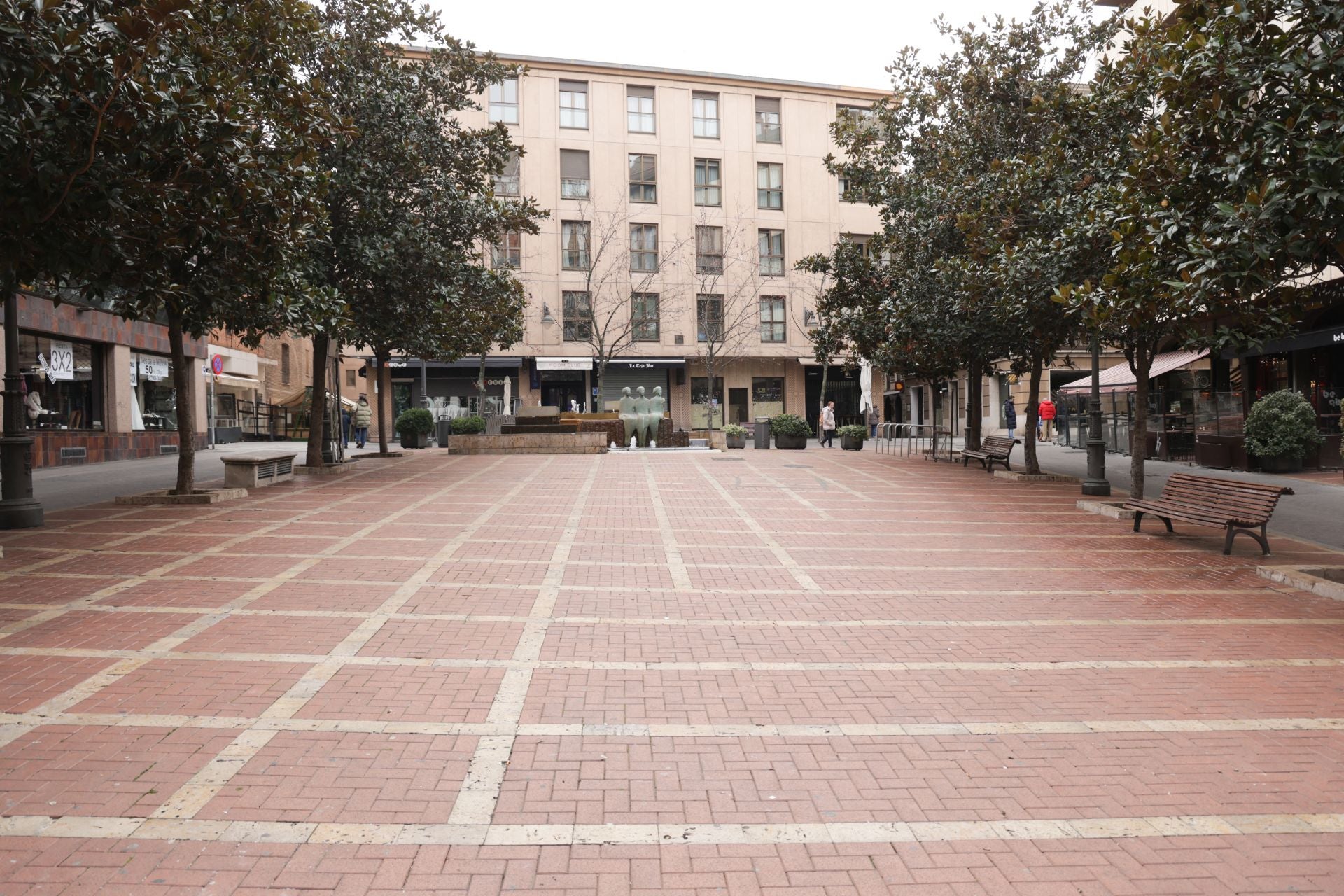 Calles vacías y bares a medio gas durante la mañana de Navidad en Valladolid