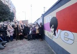 Autoridades municipales y familiares junto al mural que la ciudad ha dedicado a la artista.