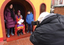 Grandes y pequeños aprovechan para fotografiarse con el Cartero Real y contar con un recuerdo.