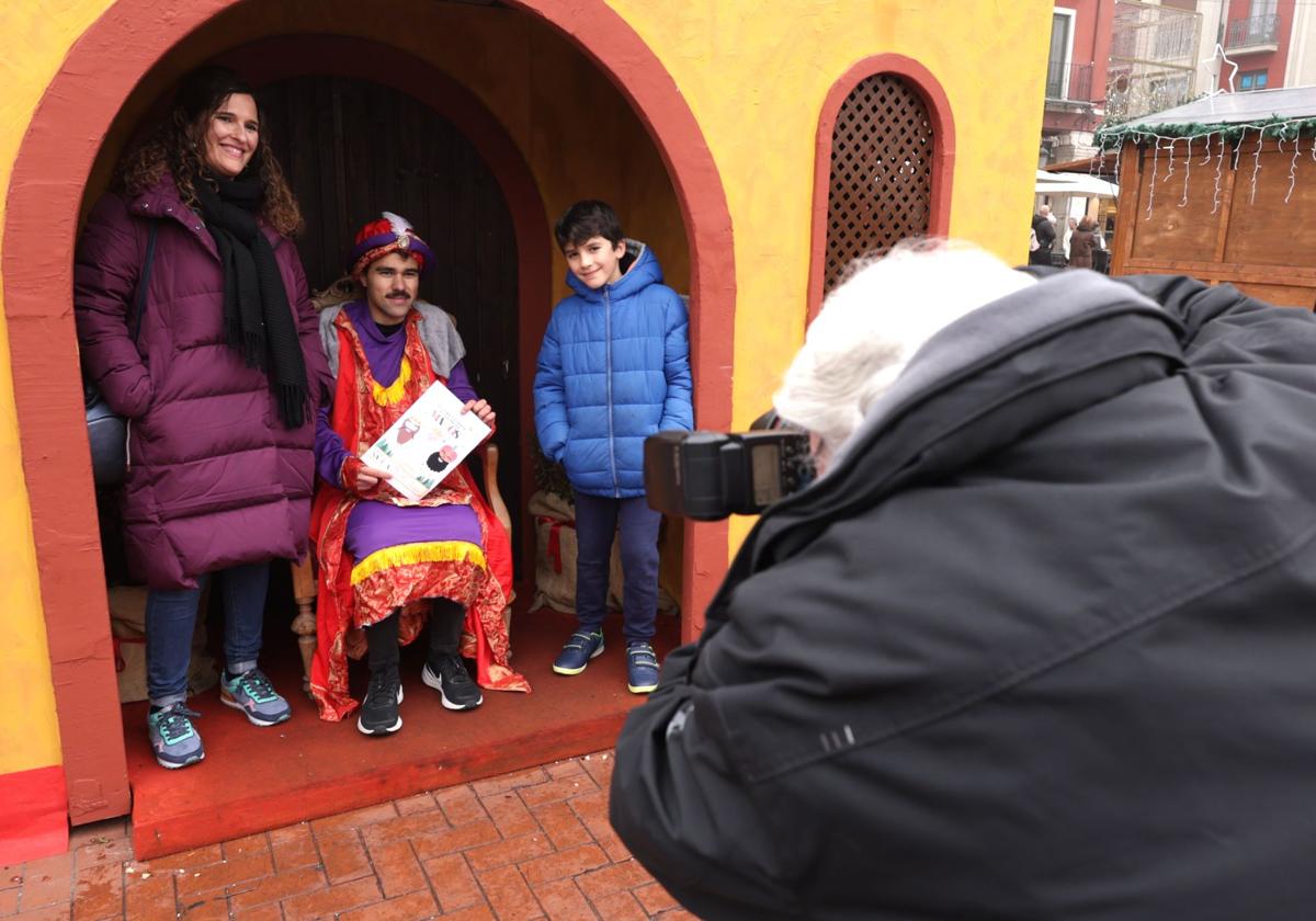 Grandes y pequeños aprovechan para fotografiarse con el Cartero Real y contar con un recuerdo.