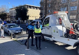 Agentes de la Policía Local y grúa municipal, junto a uno de los vehículos del accidente.