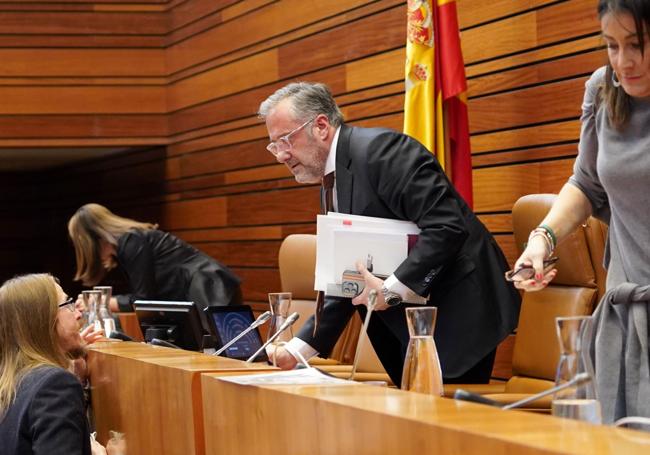 Carlos Pollán da explicaciones a Pablo Fernández tras el lío en la votación de la terna de magistrados para una sala del TSJ que salió adelante con más noes que síes.