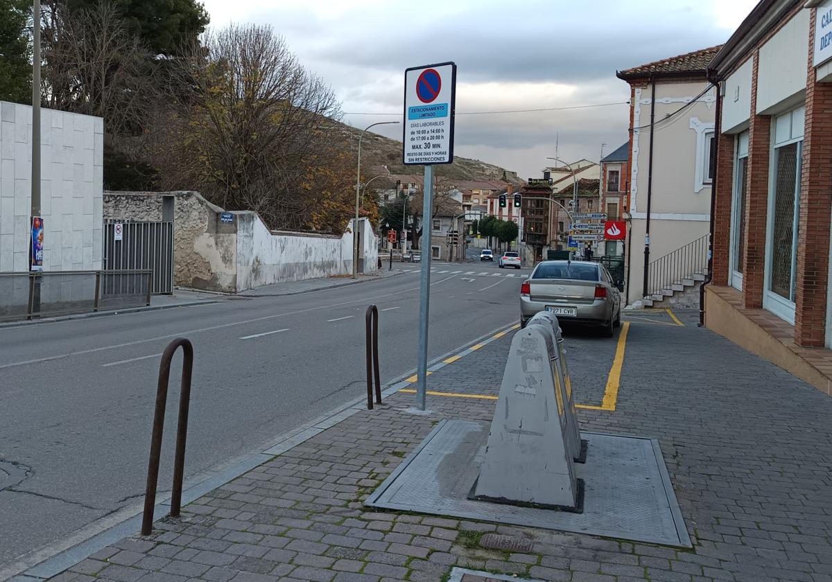 Nueva zona de aparcamiento limitado situada en la calle Nueva.