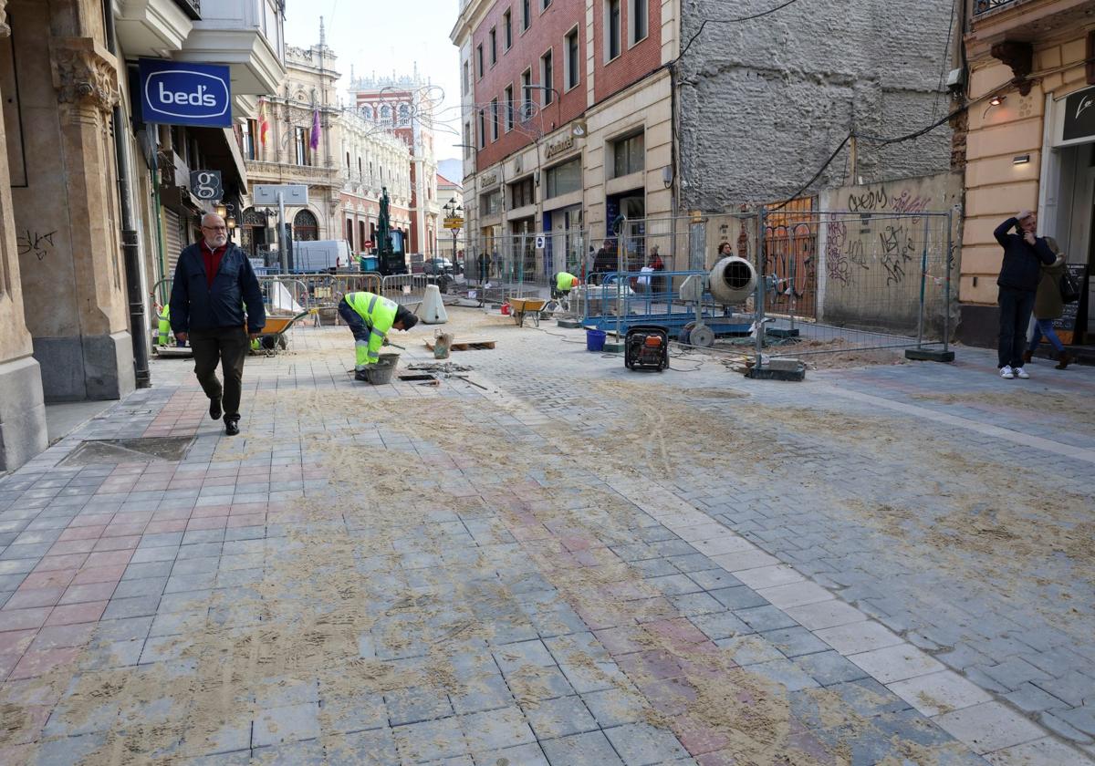 Nuevo pavimento elevado que se ha colocado en Don Sancho, con la zona más cercana a la Diputación, este mes de diciembre cuando todavía estaba en obras.