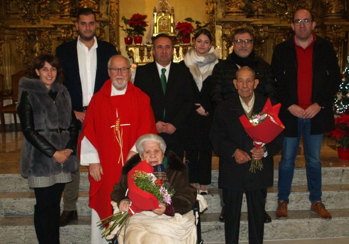 Julia Mate y Ángel Concejo, con sus ramos de flores, durante el homenaje en Pedrajas.