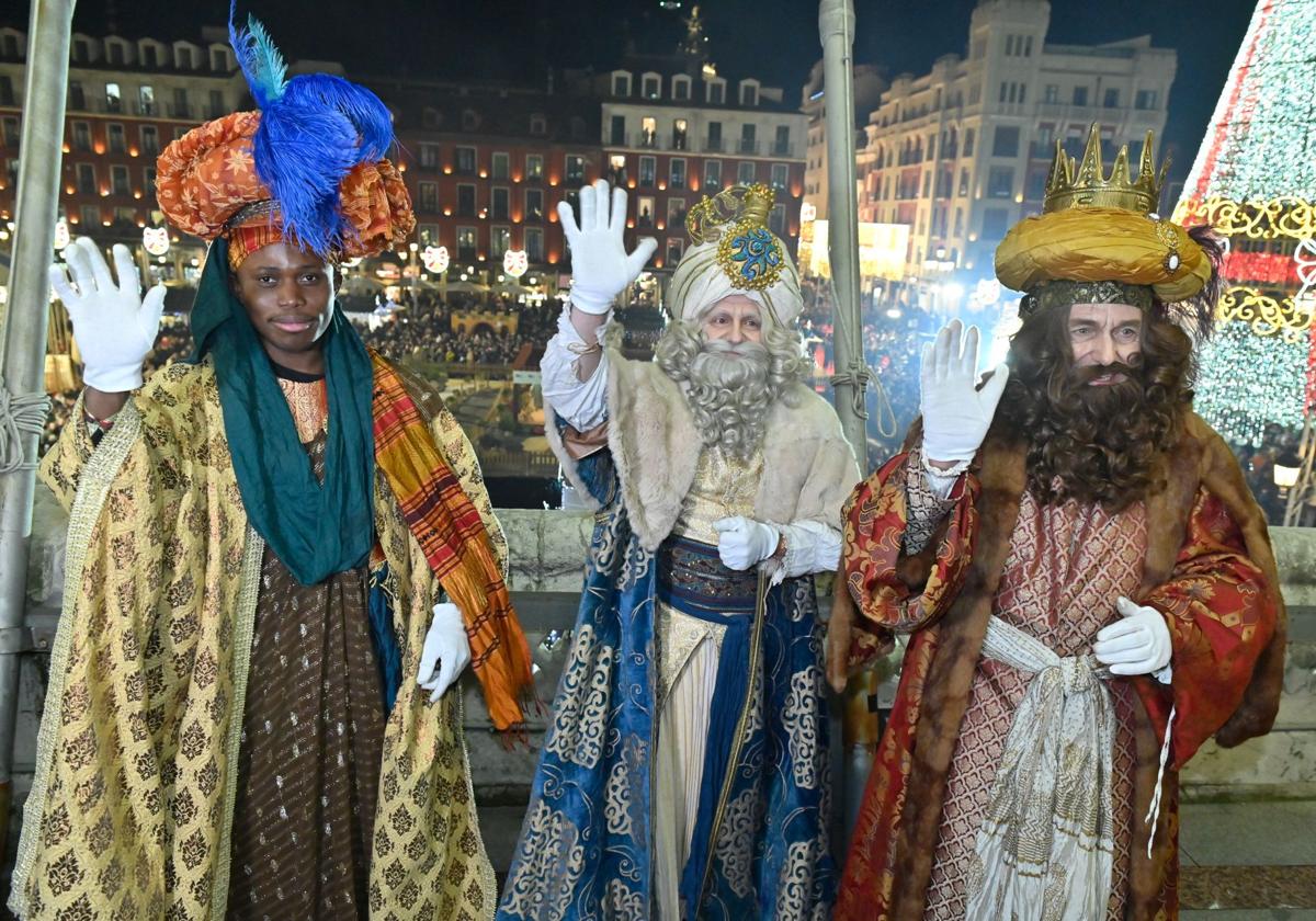 Sus Majestades los Magos de Oriente, a su llegada al balcón de la Casa Consistorial el pasado 5 de enero.