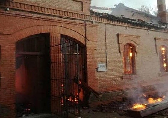 Incendio que devoró unas oficinas de la Confederación Hidrográfica del Duero, en septiembre de 2018.