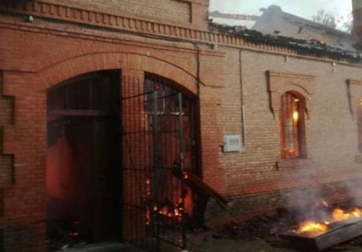 Incendio que devoró unas oficinas de la Confederación Hidrográfica del Duero, en septiembre de 2018.