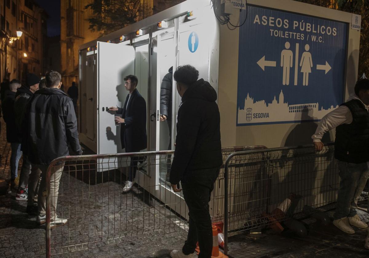 Urinarios instalados en el acceso a la Plaza Mayor desde la calle San Frutos.