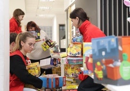 Voluntarios de Cruz Roja, con los juguetes donados por los vallisoletanos.