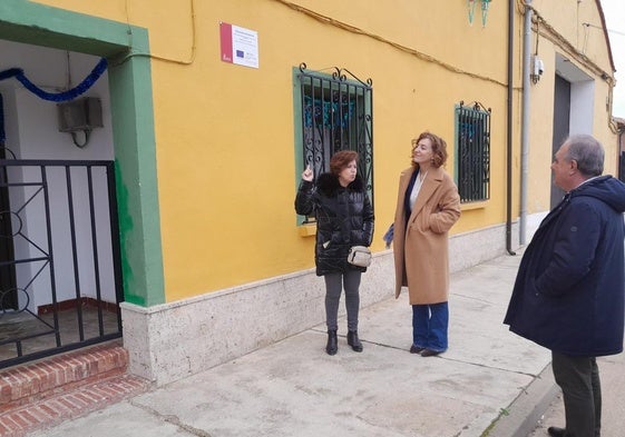 La alcaldesa de Lantadilla, la directora general de la Vivienda y el delegado de la Junta, a la entrada de la casa.