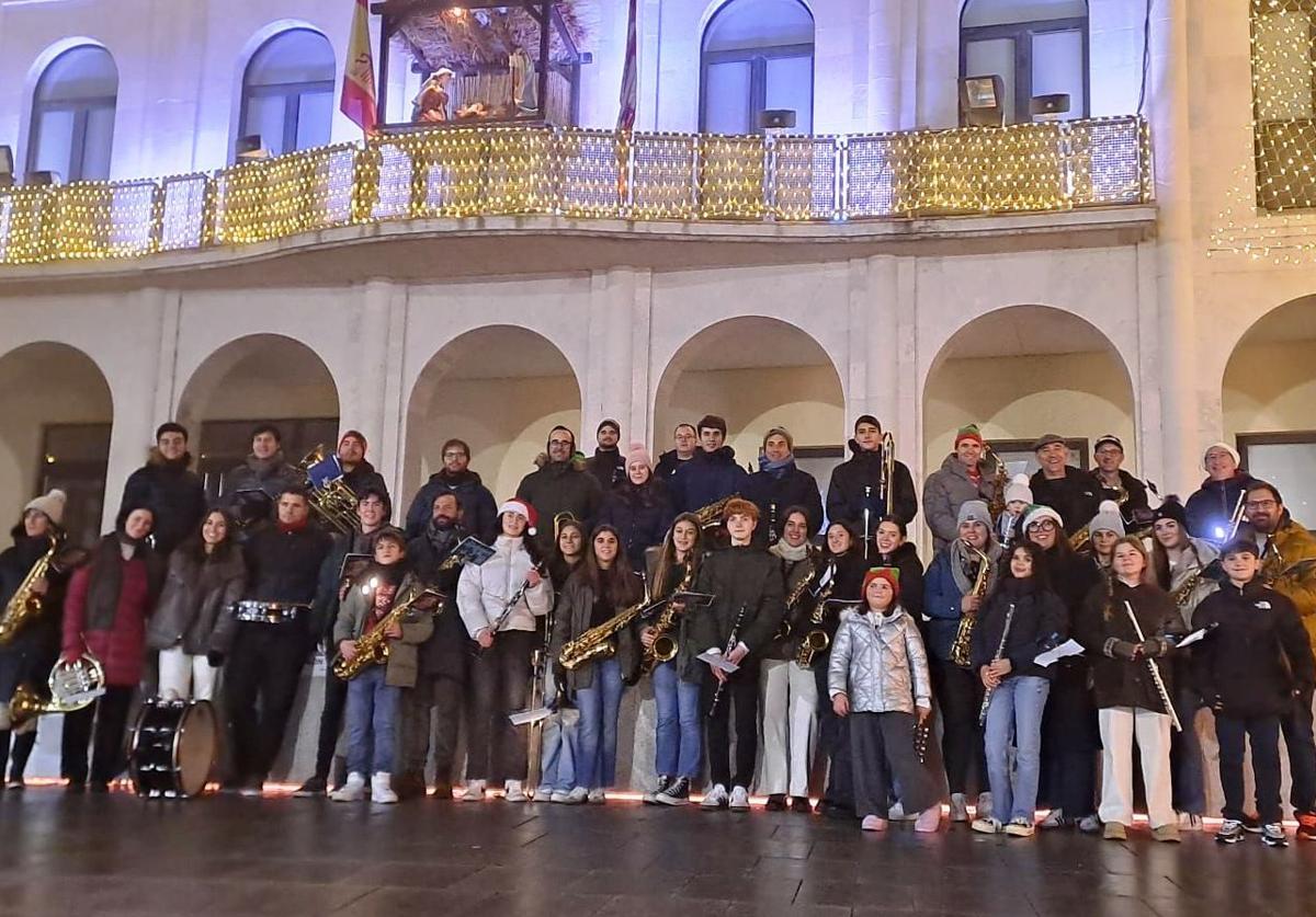 La Asociación Musical Iscariense hace un alto en la Plaza Mayor durante el día del Bollo.