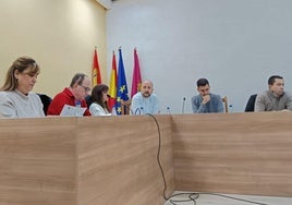 Nuria Fernández (i), junto a sus excompañeros del grupo municipal del PP de Cuéllar durante el pleno del mes de diciembre.