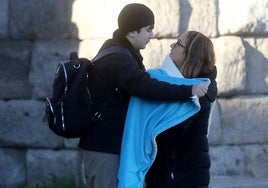 Una pareja se protege del frío en la plaza del Azoguejo de Segovia.