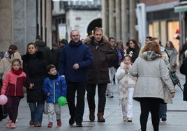 Numerosas personas, esta Navidad por la Calle Mayor de Palencia.