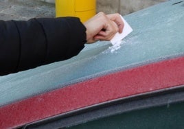 Una persona retira hielo de la luna de un coche, en una imagen de archivo.