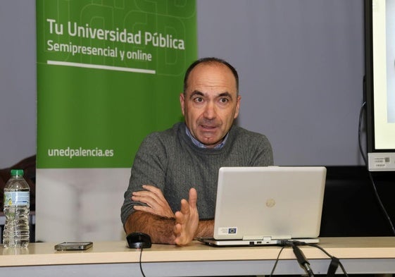 Javier Abarquero, en una conferencia del curso impartido en la UNED.