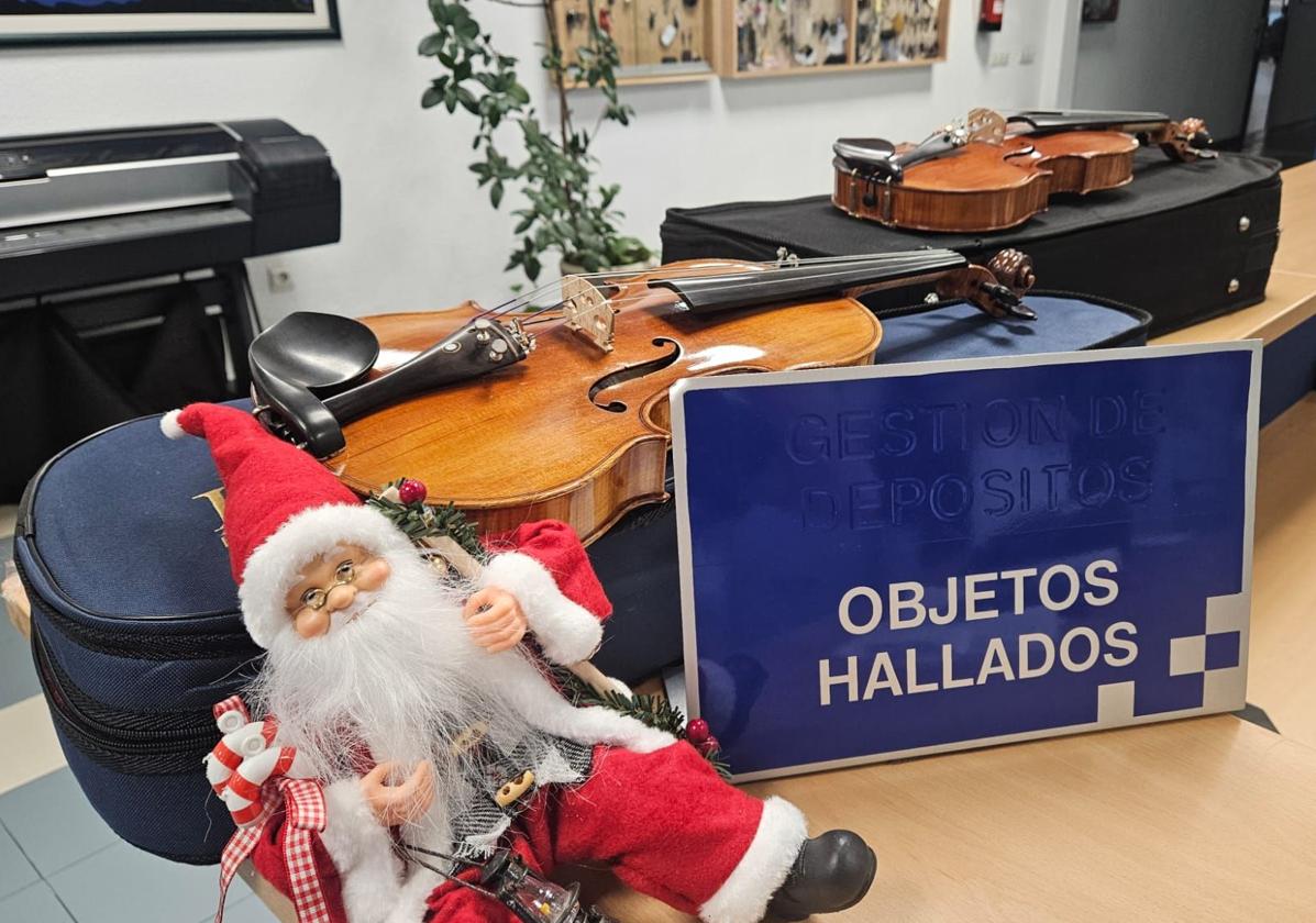 Violines entregados en la Oficina de Objetos Hallados de la Policía Municipal, que ya han vuelto a su dueño.