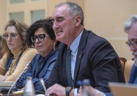 José Mazarías, con gesto de enfado, durante su intervención en el pleno de presupuestos.