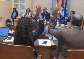 Momento en que Cs y Vox (de espaldas, sus concejales) votan en contra de las cuentas.