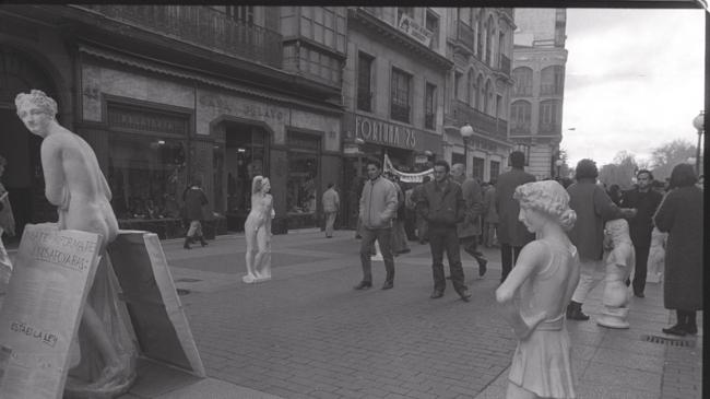 Imagen antes - De la cabra ambulante de Zara a las sillas volantes: las fotos del cambio de la calle Santiago