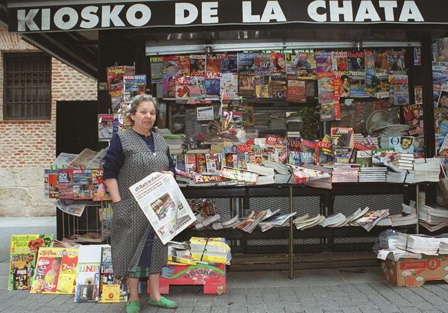 Demetria Rodríguez 'La chata, en su quiosco, el 10 de julio de 2001, días antes de jubilares.