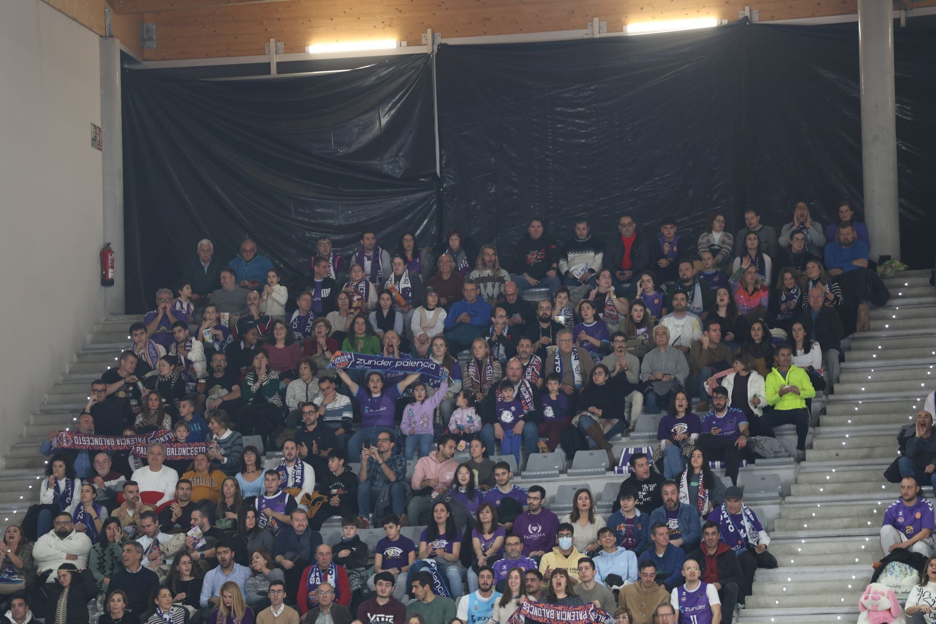 Búscate en las gradas del Pabellón de Palencia