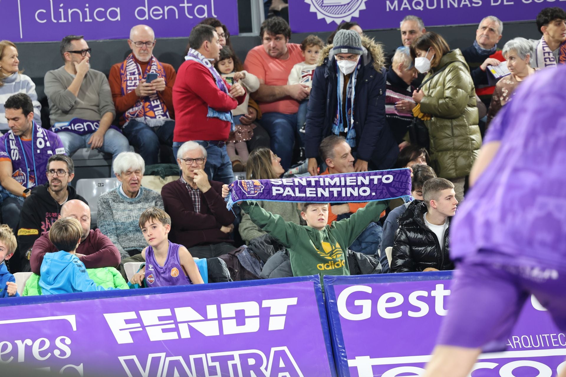 Búscate en las gradas del Pabellón de Palencia