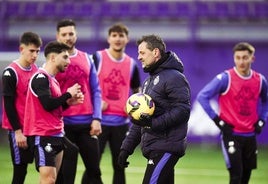 Diego Cocca da instrucciones en el primer entrenamiento tras las vacaciones navideñas.