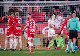 Los jugadores del Girona celebran uno de los tres goles marcados ante el Real Valladolid.