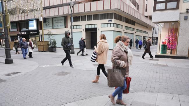 Imagen después - De la cabra ambulante de Zara a las sillas volantes: las fotos del cambio de la calle Santiago