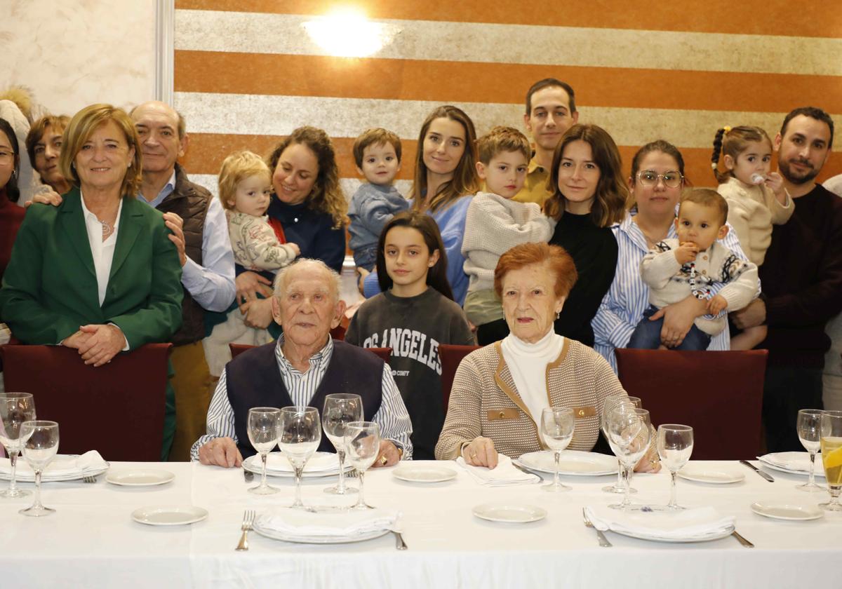 Miguel y Maura con parte de su gran familia.