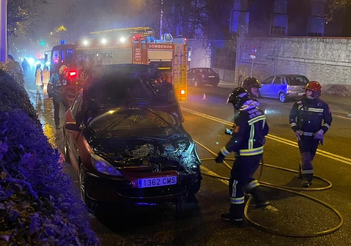 Momento en que los bomberos sofocan el fuego.