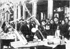 Vallisoletanos alrededor de uno de los puestos de juguetes instalados durante la Navidad en la Plaza Mayor.